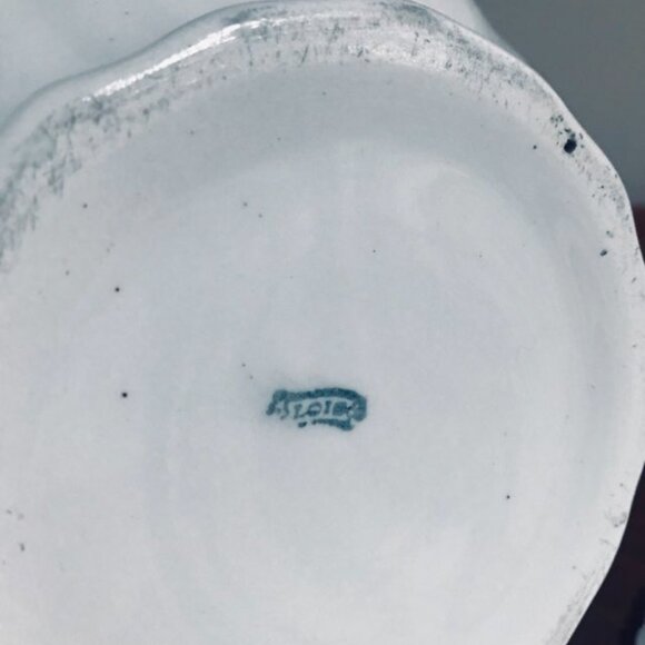 Beautiful Vintage Pattern Chamber Pot with Lid - Picture 4 of 12